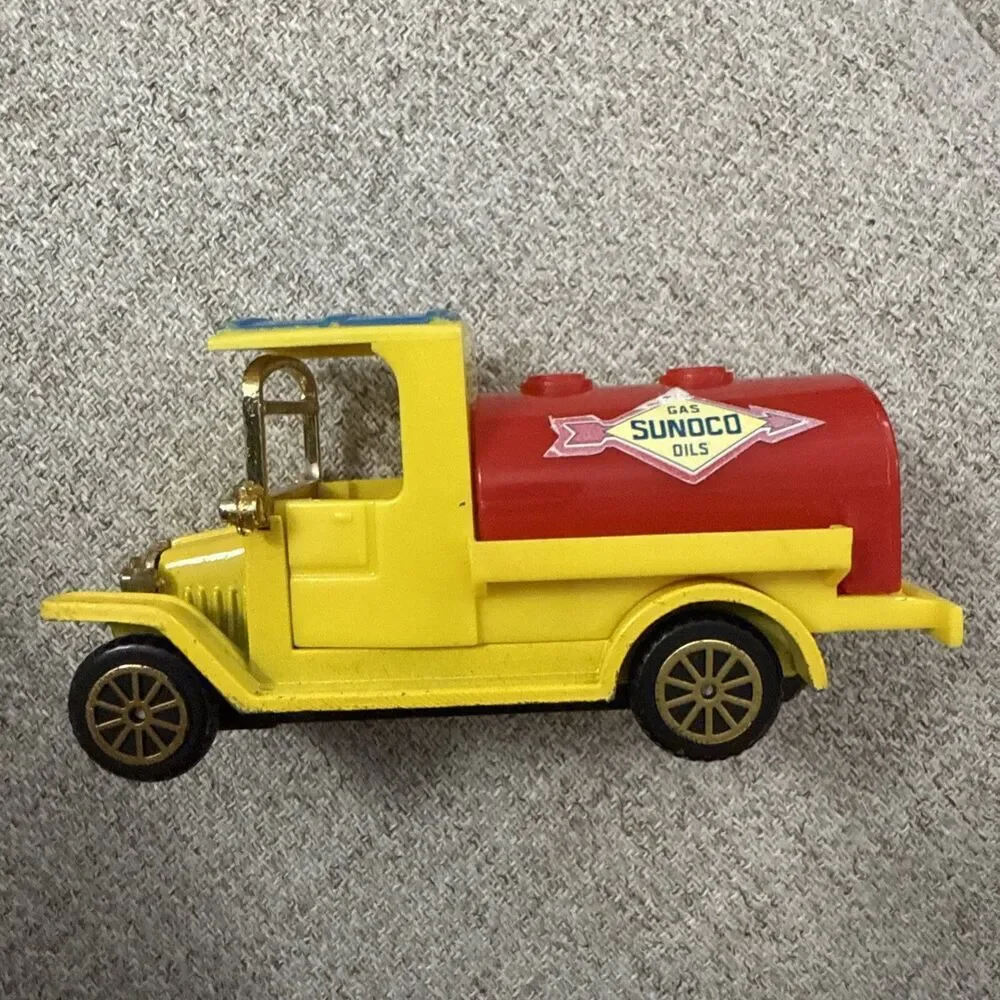 Readers Digest Collector’s Set of Classic Trucks Sunoco Gas Truck Diecast BB8